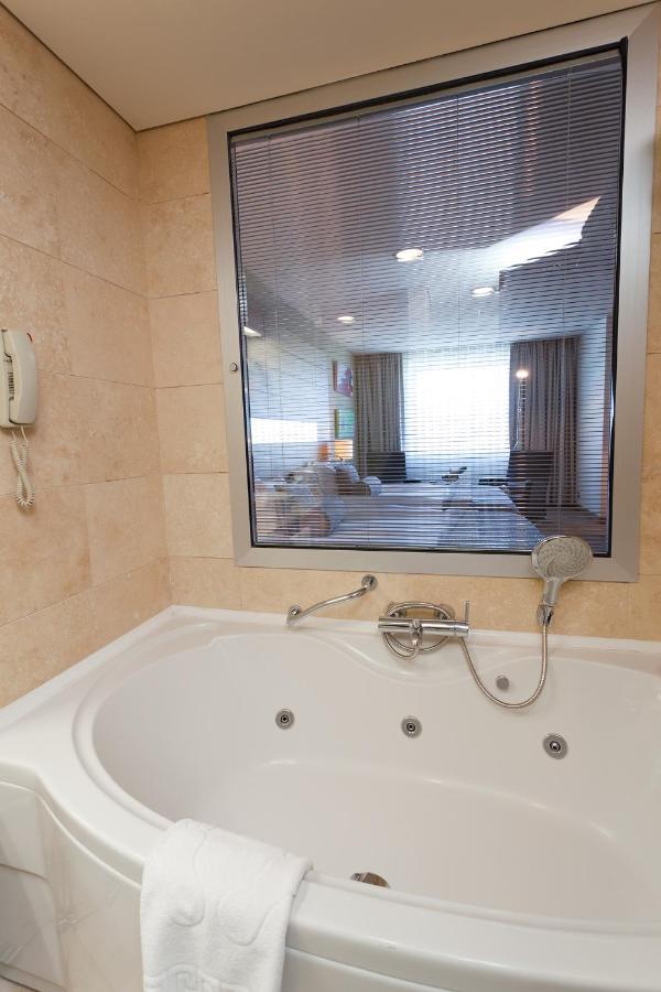 Cpankara Hotel Exterior photo A bathtub with a shower